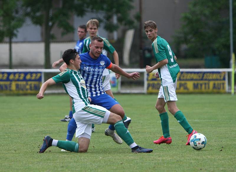 Koutský se snaží zastavit akci Vacka. Foto: Jaroslav Marek.