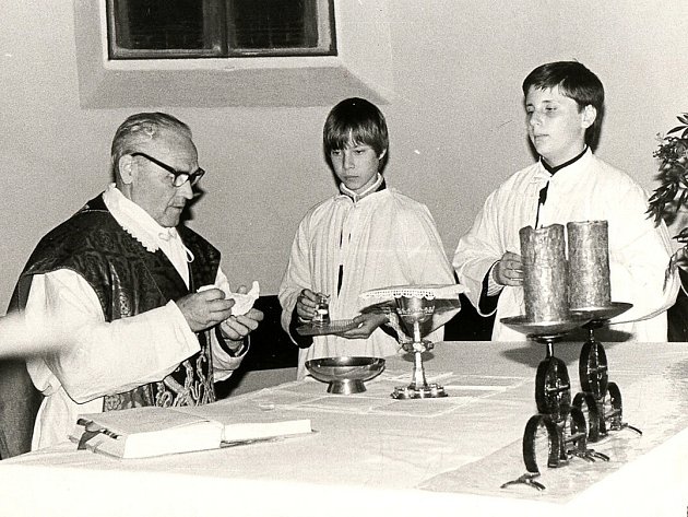 Otec Peša při mši svaté s ministranty, kterými byli jako děti dnešní českolipští zastupitelé Petr Novák a Jan Policer.