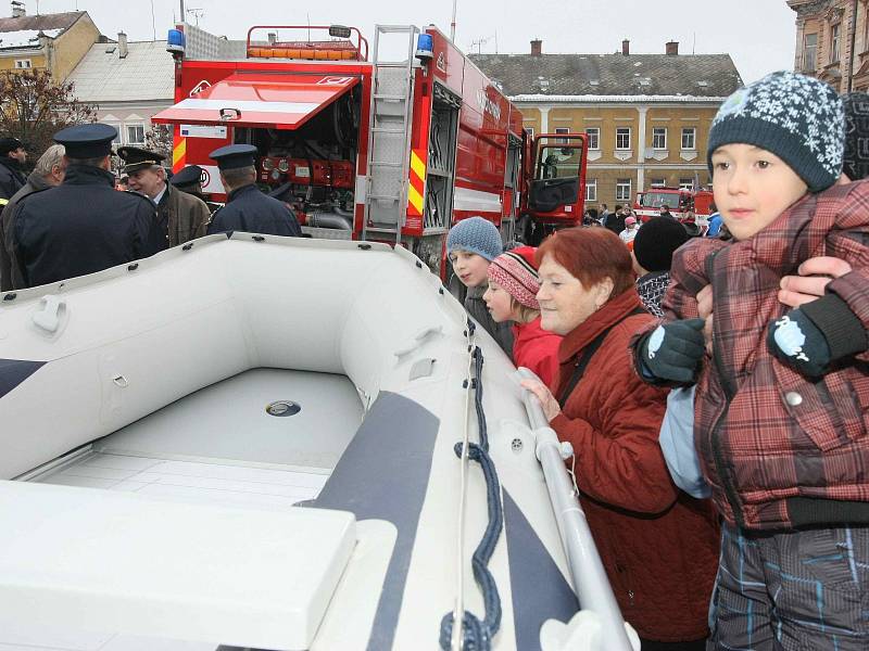 Dobrovolné hasičské sbory ze Cvikova a Jablonného v Podještědí převzaly na náměstí ve Cvikově dva hasičské automobily. Nejnovější technikou vybavené a repasované Scanie nahradí letité a nespolehlivé vozy v obou městech. 