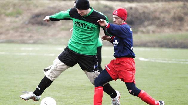 Fotbalisté Jestřebí vyhráli v posledním utkání turnaje Jakub Cup v N. Boru nad Šluknovem 3:1. na snímku vlevo je jestřebský Trnečka