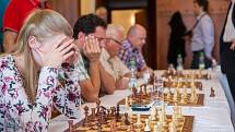 Slavnostní zahájení šachové Corridy proběhlo v netradičních prostorách obřadní síně na radnici v Novém Boru a pod širým nebem na náměstí Míru v neděli 26. srpna. V obřadní síni se představil velmistr Boris Gelfand v simultánce proti dvanácti hráčům.