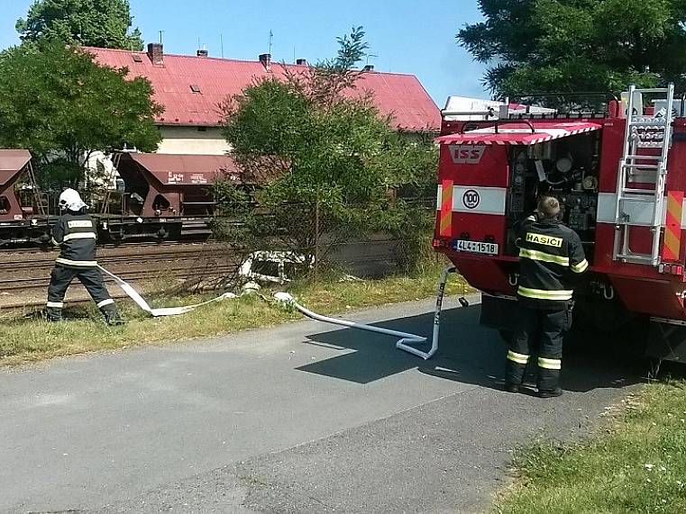 Auto v Srní sjelo ze silnice a skončilo v kolejišti.