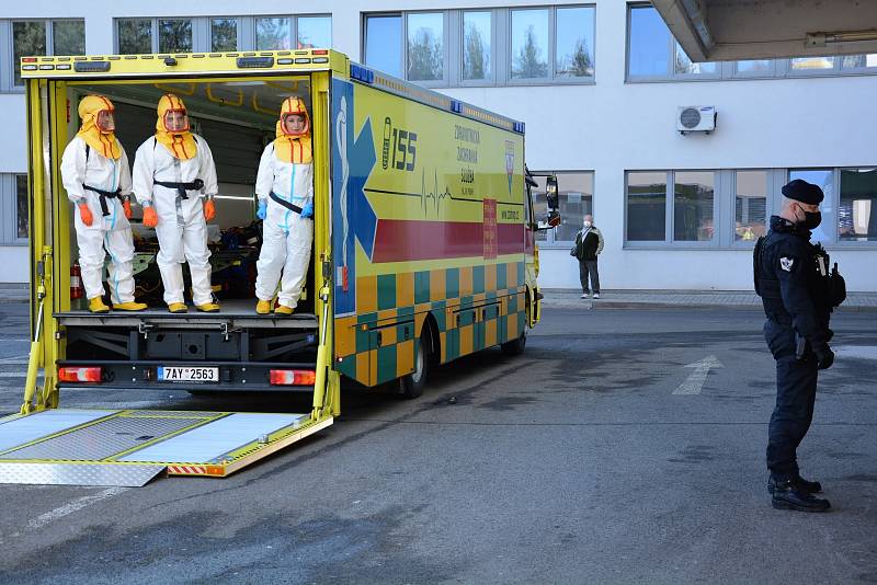 Velkokapacitní sanitka Zdravotnické záchranné služby hlavního města Prahy zvaná Fénix si přijela pro pět covid pozitivních pacientů do českolipské nemocnice