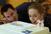 Zakousli se do dortu? Ne, absolvent Euroškoly David Mašek a studentka Marie Němcová si počkali na ukrojený kus.