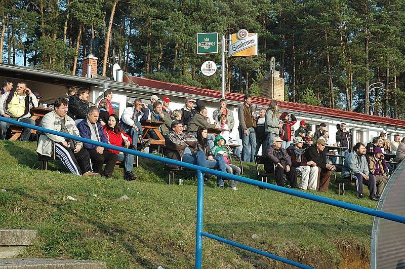 Lídr tabulky krajské  I. A třídy z Doks se na tři body hodně nadřel. Přesto nad Lomnicí vyhrál zaslouženě