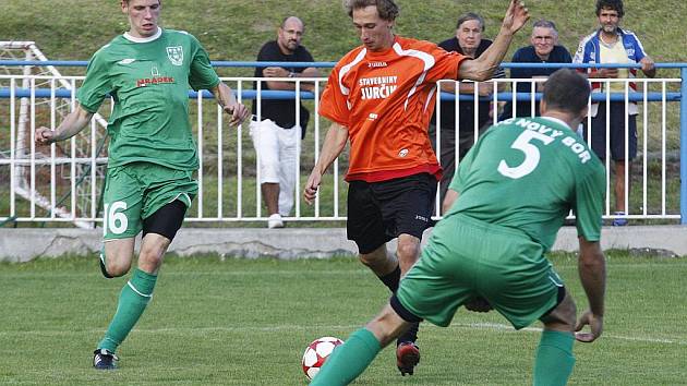 V podzimním derby obral Nový Bor (zelené dresy) o všechny body domácí celek z Doks. 