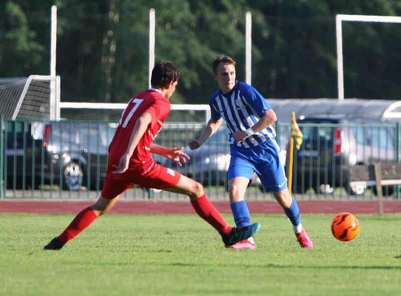 Starší dorostenci českolipského Arsenalu (v modrém) doma prohráli s Ústím nad Labem 0:2.