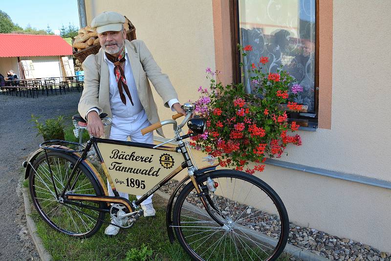 Celodenním srazem si přátelé historických velocipedů a motocyklů připomněli 125. výročí založení zdejší továrny na výrobu kol s bájným jménem „Achilles“.