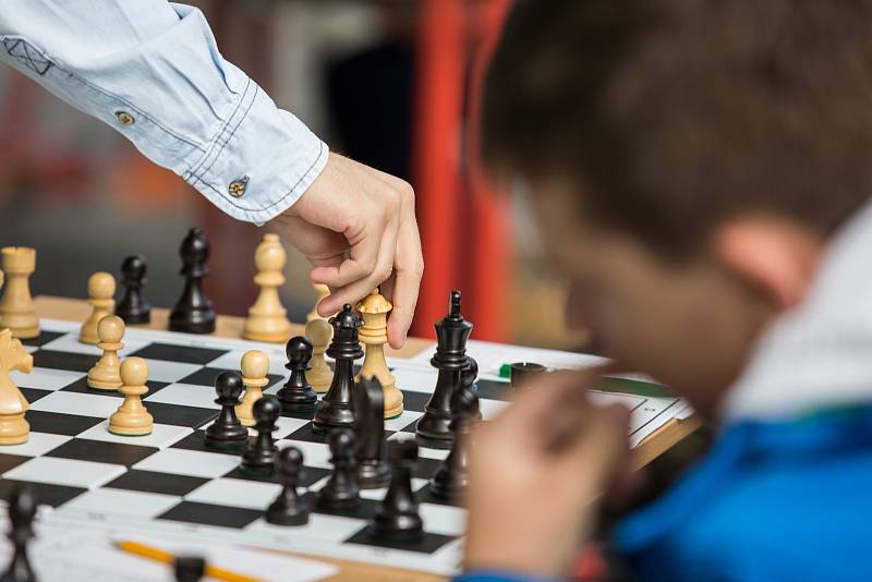 Slavnostní zahájení šachové Corridy proběhlo v netradičních prostorách obřadní síně na radnici v Novém Boru a pod širým nebem na náměstí Míru v neděli 26. srpna. V obřadní síni se představil velmistr Boris Gelfand v simultánce proti dvanácti hráčům. Pod l