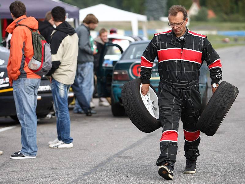 Okruh autodromu v Sosnové o víkendu patřil pátému závodu MČR v driftingu (jízda řízeným smykem na vytyčené trati).