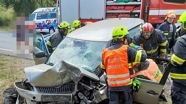 Vážná dopravní nehoda za Novým Borem: Jednoho člověka vyprošťovali hasiči.