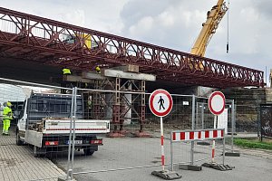 Dva velké jeřáby umístily ve středu 10. dubna provizorní most k silnici II/262 v Děčínské ulici v České Lípě.