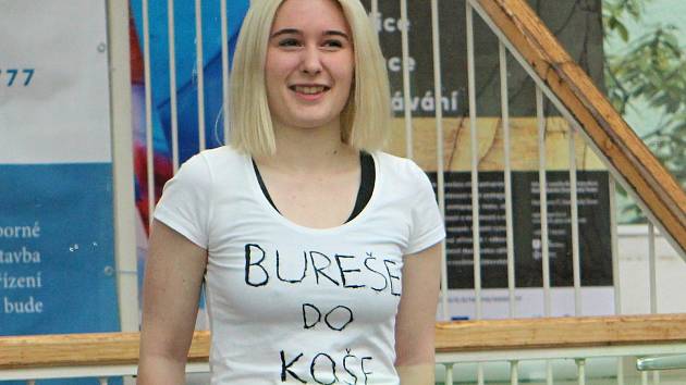 FOTO: Studentka si oblékla na přivítání Andreje Babiše speciální triko -  Deník.cz