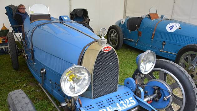 Děčínský sběratel ukázal modré Bugatti z roku 1928.