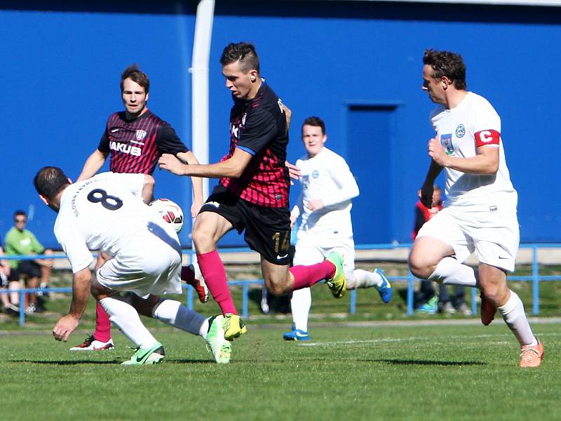 Frýdlant - Česká Lípa 3:1. Českolipský Kýček se probíjí mezi Stýbalem a Šenou.