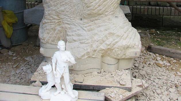 Vzniká replika památníku Rumburských hrdinů. 