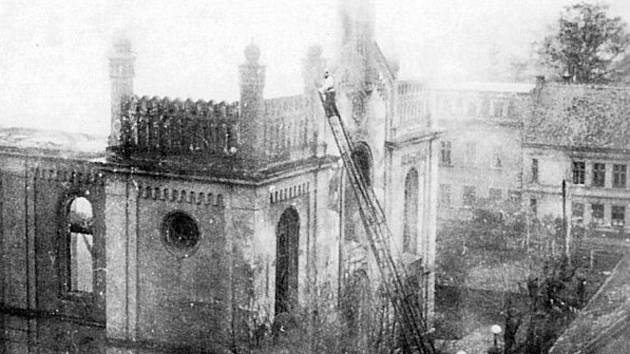 K vypálení českolipské synagogy došlo nadvakrát. Poprvé požár ještě neinformovaní hasiči stačili uhasit. Podruhé již měli správné instrukce a hlídali pouze okolní budovy.
