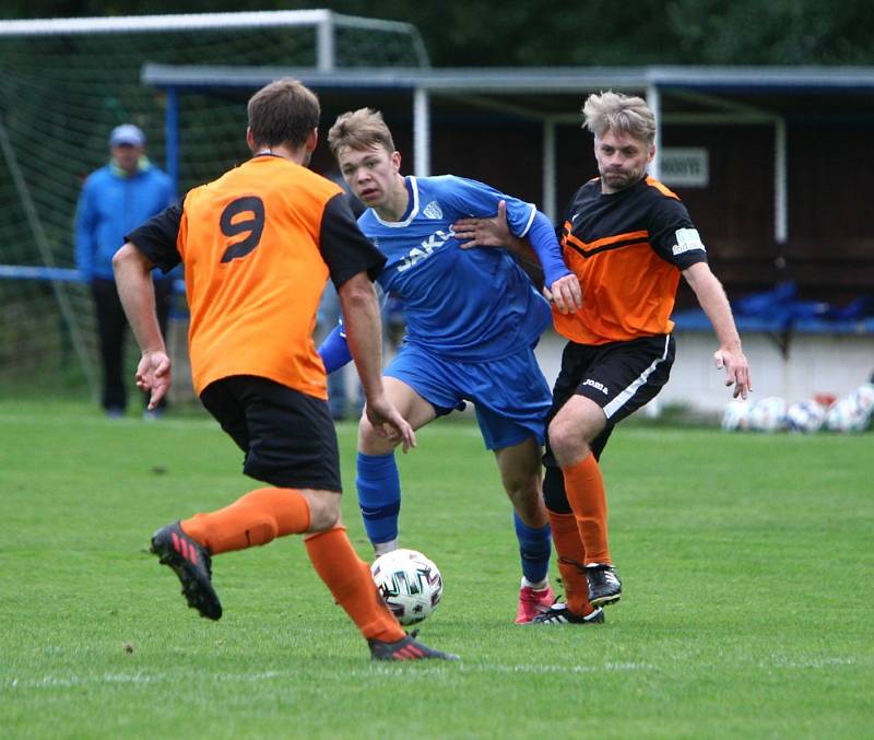 Skalice B (oranžové dresy) - Arsenal B 3:1. Kříž se snaží proniknout mezi Lidmilou a Danielem.