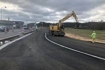Na stavbě nové okružní křižovatky silnic I/9 a I/38 v Jestřebí proběhla pokládka finální vrstvy asfaltu a v úterý 18. dubna začne druhá etapa.