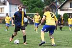 Holany - Pěnčín 4:0. Domácí Bečvařík se snaží obejít Gábra.