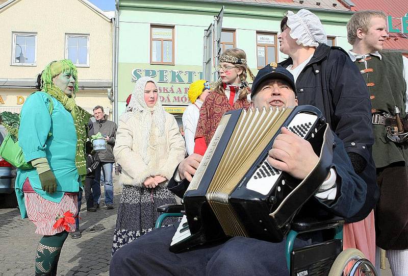 Průvod masek nechyběl ani v Mimoni, kde loni obnovili tradici masopustu. 