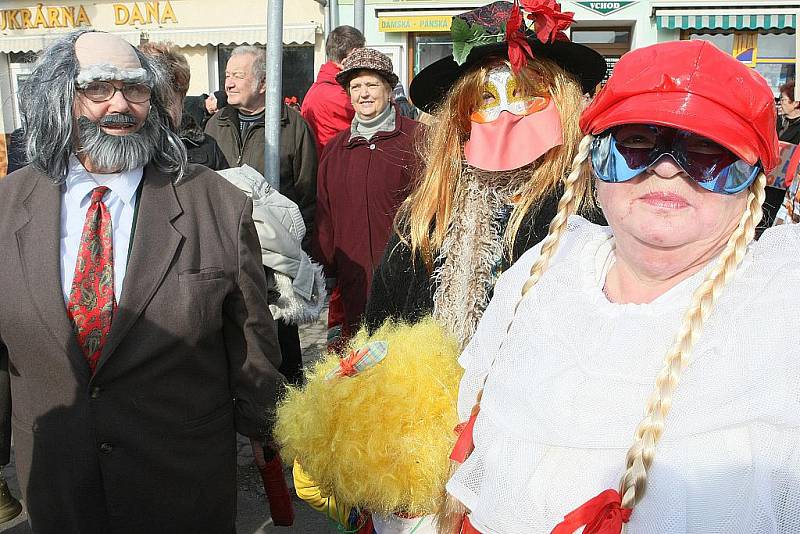 Průvod masek nechyběl ani v Mimoni, kde loni obnovili tradici masopustu. 