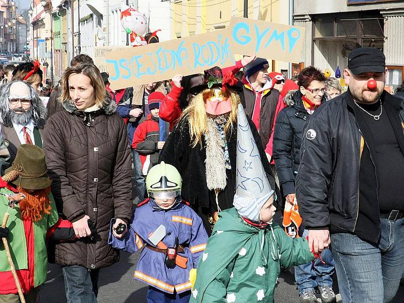 Průvod masek nechyběl ani v Mimoni, kde loni obnovili tradici masopustu. 