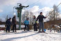 Rušno bylo o víkendu okolo poledne na obou polevských sjezdovkách. Ideálních lyžařských podmínek si užívali děti i dospělí.