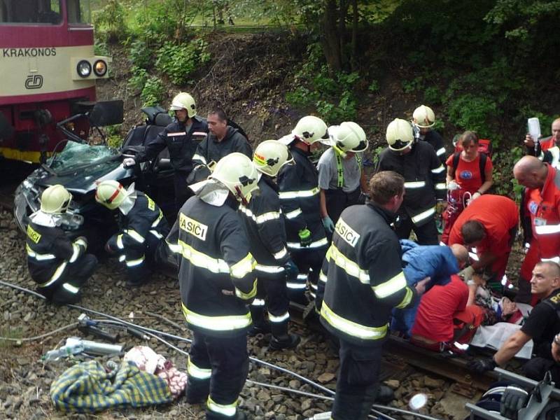 Na přejezdu v České Lípě se v úterý odpoledne srazil rychlík s osobním autem. 