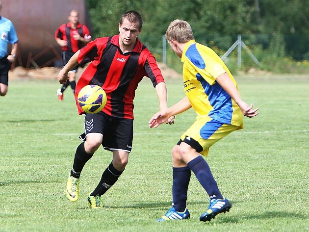 Mimoň - Bělá pod Bezdězem 5:0. Matušek se snaží obejít stopera hostí.