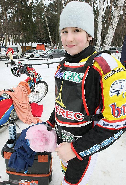 Podívaná pro návštěvníky. Přesně to připravili jezdci na silných strojích s hřeby pobitými pneumatikami na ledě v Hamru na Jezeře.