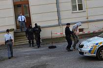 Okresní soud v České Lípě podezřelého ve čtvrtek odpoledne poslal do vazby. Za vraždu mu hrozí až 20 let vězení nebo výjimečný trest.