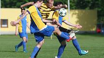 Lokomotiva Česká Lípa - Holany 1:4 (0:2). Českolipská Lokomotiva (žlutomodré dresy) podlehla doma Dynamu Holany 1:4. Třio góly vítězů vstřelil Daniel Kýček.