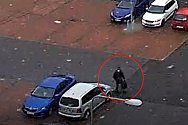 Policie v souvislosti s krádeží kabelky na parkovišti českolipského Lidlu zveřejnila záznam z kamery