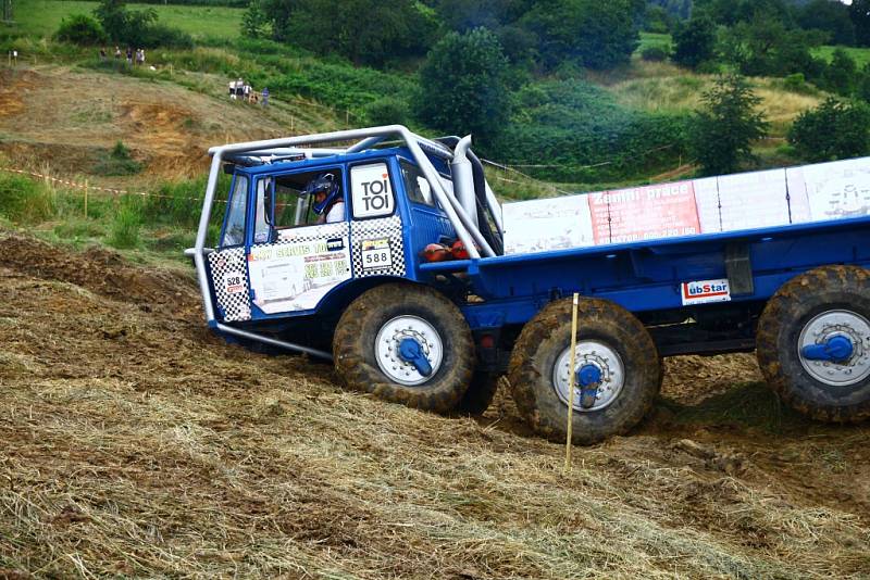 Soutěžní sezona otevřeného mistrovství ČR v Truck trialu pokračovala o víkendu ve Stráži pod Ralskem.