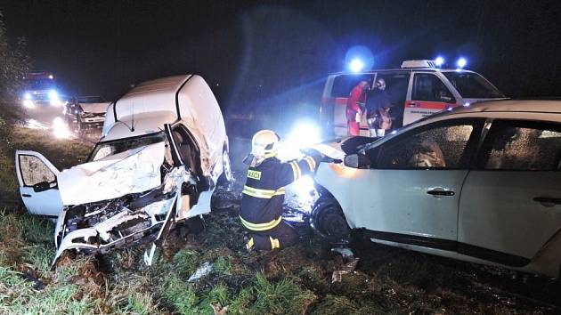 Profesionální hasiči z České Lípy dnes brzo ráno zasahovali u dopravní nehody, která se stala mezi Dolní Libchavou a obcí Stružnice.