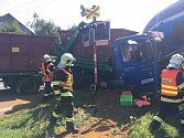 Páteční nehoda vlaku a nákladního vozu v Zákupech.
