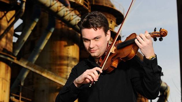 Jiří Vodička je od roku 2015 koncertním mistrem České filharmonie, ale k nejvyhledávanějším českým houslistům patří i jako sólista a komorní hráč. 