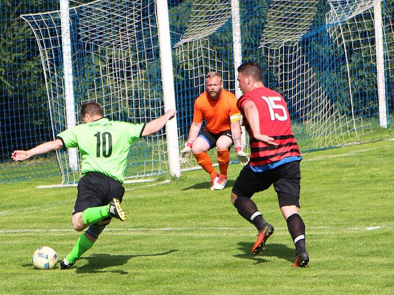 Kamenice - Žandov 3:3 (1:0). Hosté ze Žandova (červené dresy) prohrávali v Kamenici už 0:3, přesto vybojovali remízu.