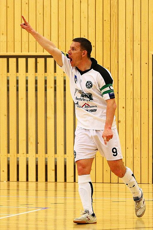 První semifinálový zápas play-off 2. ligy futsalu mezi českolipskými Démony a týmem z Hradce Králové vyhráli domácí borci 8:3. O první dva góly Démonů, které tým postavily na nohy, se postaral Milan Soukup. 