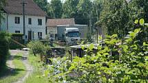 Kamion naložený hutním materiálem se pokoušel projet po provizorním mostě ve Volfarticích. Utrhla se s ním krajnice a museli jej vyprostit jeřábem. 