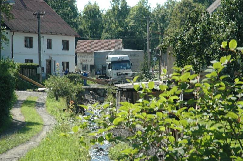 Kamion naložený hutním materiálem se pokoušel projet po provizorním mostě ve Volfarticích. Utrhla se s ním krajnice a museli jej vyprostit jeřábem. 