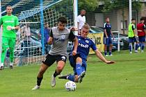 Fotbalisté Slovanu Velvary (v modrém) nedali doma nováčkovi ČFL České Lípě moc nadějí a vyhráli 3:0. Foto: Jan Sláma