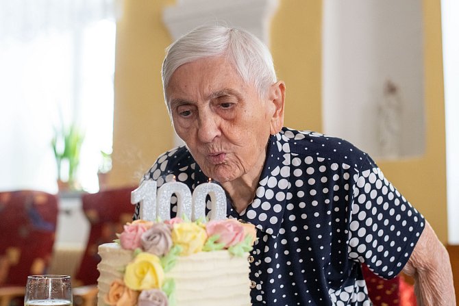 Jiřina Jirková oslavila své 100. narozeniny.