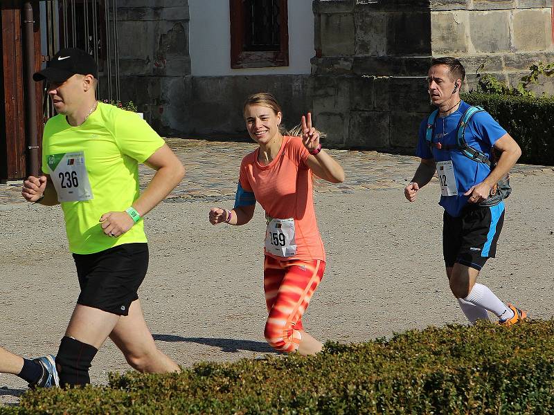 Běžci se během City Cross Runu podívali zblízka nejen na památky České Lípy, ale zavítali také do přírody. Do cíle doběhla většina z nich.