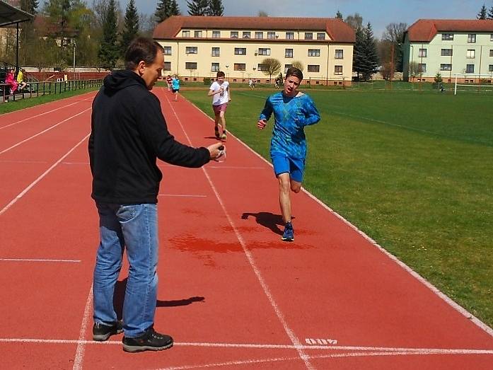 Okresního kola se kromě domácích atletů účastnily také školy Jižní, Pátova a Partyzánská z České Lípy, Stráž pod Ralskem, Skalice u České Lípy a Gymnázium Česká Lípa. Soutěžilo se mj. v běhu na 60 metrů, hodu medicinbalem nebo v klikách. 