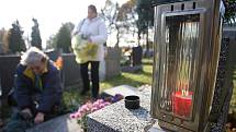 Památka zesnulých vychází každoročně na 2. listopad. V tento den většina lidí projevuje úctu k zemřelým, vzpomíná a nosí jim na hroby květiny. Spousta lidí využila k návštěvě hřbitovů uplynulé víkendové dny. Nejinak tomu bylo i v České Lípě. 