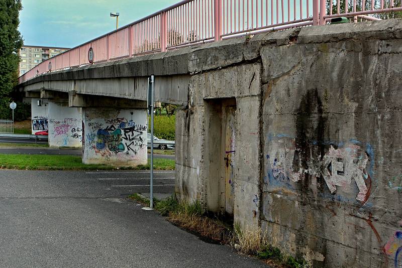 Pěší lávka mezi učilištěm a základní školou 28. října a sídlištěm Špičák.