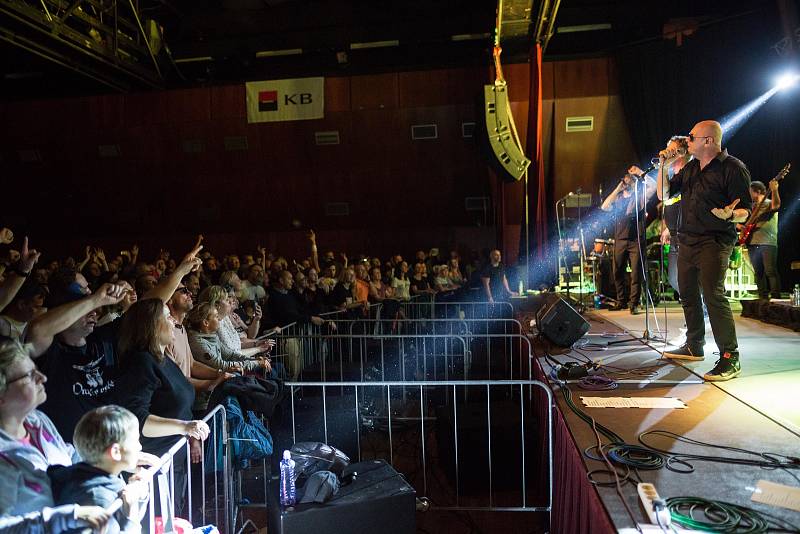 Českolipský Kulturní dům Crystal hostil koncert funkové legendy české hudební scény kapely J.A.R.