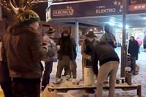 Asi dvacet lidí bez domova se v neděli sešlo před Obchodním domem Andy v České Lípě, aby se najedli teplého jídla. Pohoštění jim připravili jako každou druhou neděli dobrovolníci z Food not Bombs.